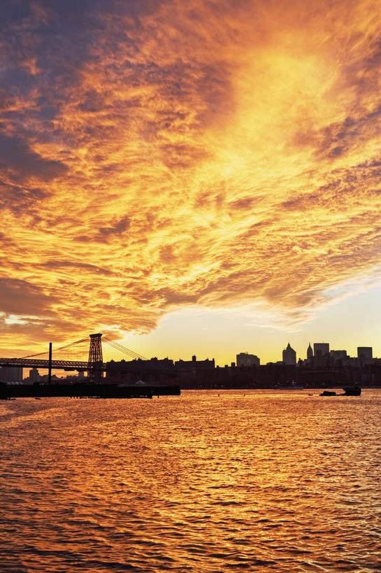 无人,高楼大厦,竖图,全景,室外,白天,仰视,旅游,度假,河流,日落,水,天际线,标志建筑,城市,大厦,地标,建筑,摩天大楼,纽约,美国,波纹,河水,水流,晚霞,霞光,落日,曼哈顿,涟漪,背光,娱乐,建设,水纹,黄昏,波浪,享受,休闲,旅游胜地,彩霞,放松,北美,北美洲,美洲,逆光,纽约州,帝国之州,帝国州,水晕,北亚美利加洲,亚美利加洲,夕照,夕阳,彩图,低角度拍摄,大楼,高层建筑,高楼,摩天楼,威廉斯堡大桥,曼哈顿岛,斜阳