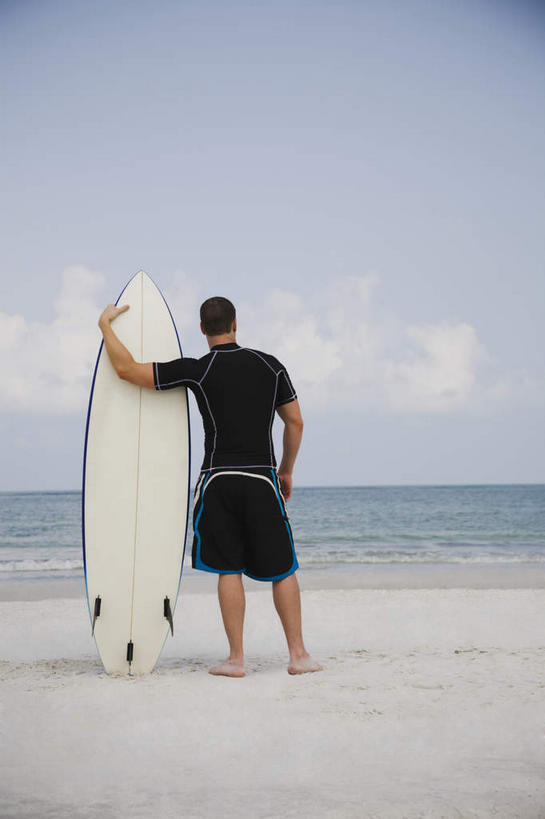 西方人,一个人,站,竖图,室外,白天,海浪,海洋,沙滩,欧洲,欧洲人,仅一个男性,仅一个人,仅一个中年男性,服装,冲浪板,沙子,海岸,浪花,云,云朵,沙地,云彩,光脚,运动器械,背面,衣服,蓝色,白云,蓝天,天空,海水,天,站着,赤脚,健身器械,潜水服,服饰,晴朗,衣着,穿着,健身器材,海景,衣饰,冲浪装备,男人,男性,中年男性,白种人,大海,风浪,海,海水的波动,海滩,近岸浪,涌浪,晴空,站立,彩图,全身,湿式潜水服,运动器材