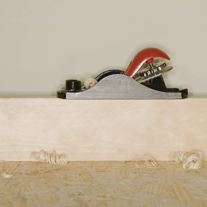 无人,竖图,室内,特写,白天,正面,静物,木制,工具,木材,木屑,墙,墙壁,墙面,木柴,一个,白色,木制品,木料,单个,刨子,碎屑,刨花,刨刀,木工,彩图