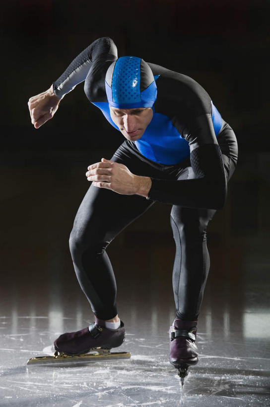 西方人,一个人,运动员,竖图,室内,白天,正面,运动服,滚轴溜冰,帽子,欧洲,欧洲人,仅一个男性,仅一个人,仅一个中年男性,弯腰,阴影,服装,反射,头盔,影子,旱冰鞋,溜冰鞋,速滑,注视,衣服,安全帽,观察,看,轮滑鞋,服饰,观看,察看,衣着,穿着,关注,滑冰鞋,溜冰场,弯身,单排轮滑,衣饰,速度滑冰,溜冰,轮滑,男人,男性,中年男性,白种人,体育运动员,运动选手,彩图,全身,运动装