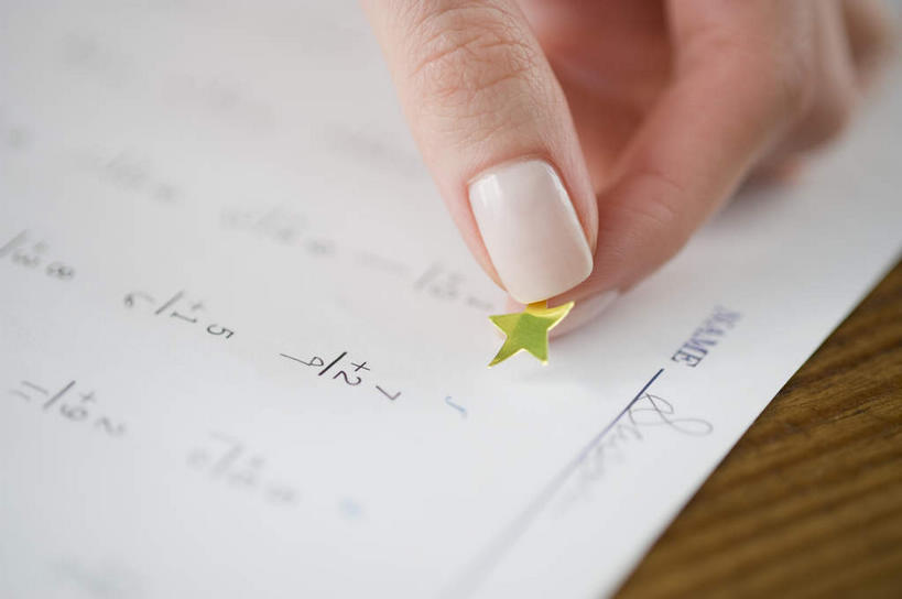 西方人,手,一个人,横图,俯视,室内,特写,白天,欧洲,欧洲人,仅一个年轻女性,仅一个女性,仅一个人,握,纸,星星,拿,拿着,一个,星形,手部,握着,单个,试卷,单手,考试,测验,考卷,五角形,考察,评比,年轻女性,女人,女性,白种人,五角星,半身,彩图,高角度拍摄