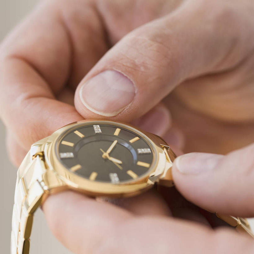 西方人,手,一个人,方图,室内,特写,白天,正面,欧洲,欧洲人,双手,仅一个男性,仅一个人,仅一个中年男性,握,时间,时钟,手表,拿,计时,拿着,钟表,手部,表,握着,腕表,调整,男人,男性,中年男性,白种人,钟,半身,彩图