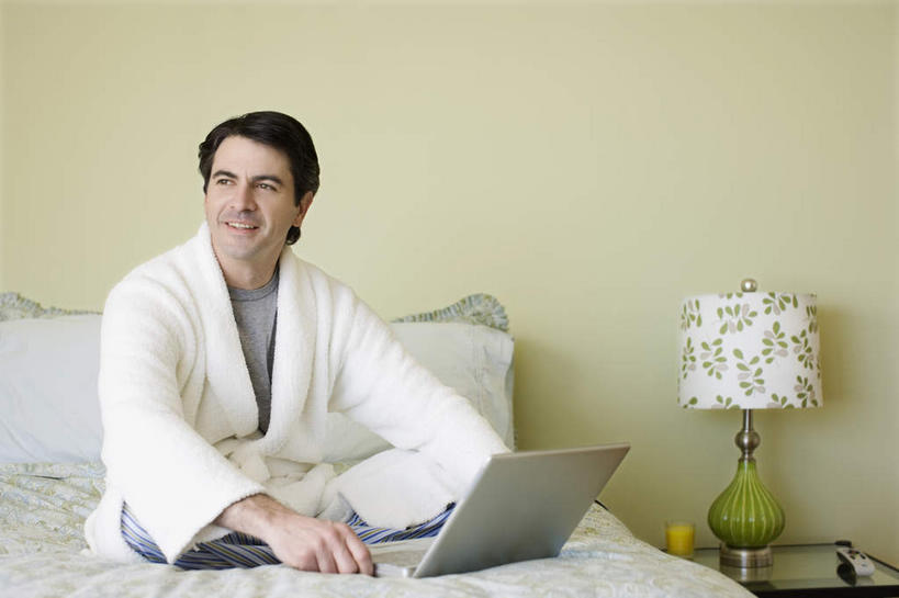 西方人,一个人,坐,笑,盘腿,微笑,露齿笑,横图,室内,白天,正面,浴袍,电脑,笔记本电脑,床,卧室,照明,欧洲,欧洲人,仅一个男性,仅一个人,仅一个中年男性,网络,双人床,灯光,床单,注视,通讯设备,被子,灯,灯具,观察,看,观看,照亮,察看,无线,被单,照明设备,关注,床头灯,通信设备,无线网络,无线上网,便携式电脑,手提电脑,男人,男性,中年男性,白种人,盘腿而坐,盘膝,盘着腿的,盘着腿坐,双腿交叉,坐着,彩图,全身,汤帷子,浴衣,睡房,卧房