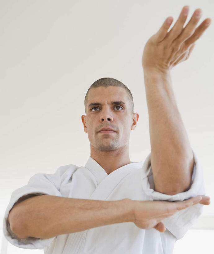 西方人,一个人,站,举,竖图,室内,白天,仰视,锻炼,运动,武术,欧洲,欧洲人,仅一个男性,仅一个人,仅一个中年男性,服装,注视,衣服,白色,观察,看,托,站着,服饰,观看,察看,衣着,穿着,关注,搏击,空手道,柔道服,衣饰,体育,男人,男性,中年男性,白种人,举起,举手,举着,向上举,向上伸,向上托,站立,半身,彩图,低角度拍摄,健身,空手,唐手,武道,练功服