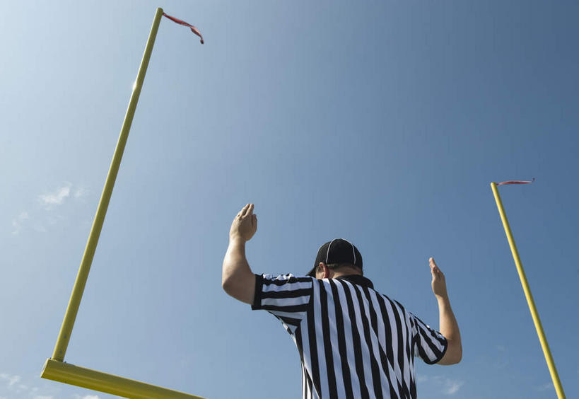 西方人,一个人,站,举,横图,室外,白天,仰视,运动服,帽子,欧洲,欧洲人,仅一个男性,仅一个人,仅一个中年男性,裁判,阴影,服装,光线,影子,注视,运动帽,衣服,蓝色,蓝天,天空,阳光,天,吹,观察,看,托,站着,鸭舌帽,服饰,晴朗,观看,察看,衣着,穿着,关注,万里无云,衣饰,男人,男性,中年男性,白种人,晴空,晴空万里,举起,举手,举着,向上举,向上伸,向上托,站立,半身,彩图,低角度拍摄,运动装