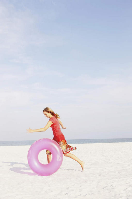 游泳,西方人,一个人,走,推,竖图,室外,白天,侧面,裙子,旅游,度假,海浪,海洋,美景,沙滩,欧洲,欧洲人,仅一个年轻女性,仅一个女性,仅一个人,阴影,连衣裙,光线,救生圈,沙子,影子,塑料,海岸,景观,浪花,水平线,云,云朵,辽阔,海平线,沙地,云彩,注视,娱乐,粉色,蓝色,白云,蓝天,天空,阳光,自然,海水,塑料制品,游泳圈,天,观察,看,享受,休闲,广阔,景色,放松,翻滚,充气,晴朗,观看,一望无际,察看,救生,关注,自然风光,海景,泅水,无边无际,一马平川,翻腾,年轻女性,女人,女性,白种人,大海,风浪,海,海水的波动,海滩,近岸浪,涌浪,晴空,步行,走路,彩图,全身,水天相接,水天一线