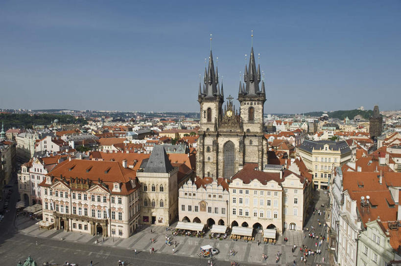 西方人,教堂,站,走,横图,俯视,航拍,室外,白天,旅游,度假,标志建筑,道路,地标,建筑,路,公路,汽车,欧洲,捷克,欧洲人,行人,游客,游人,阴影,服装,节日,光线,影子,云,云朵,交通,首都,许多人,云彩,注视,休闲装,文化,娱乐,建设,路人,旅客,车,衣服,蓝色,白云,蓝天,天空,阳光,交通工具,轿车,天,观察,看,祈祷,站着,一群人,享受,休闲,健康,休闲服,旅游胜地,放松,许愿,宗教,服饰,信仰,晴朗,观看,纪念,祈求,察看,鸟瞰,关注,载具,信念,中欧,捷克共和国,旧城广场,布拉格广场,布拉格,瓦茨拉夫广场,布拉格旧城广场,布拉格老城广场,过客,提恩教堂,平安,男人,男性,女人,女性,中年男性,中年女性,白种人,晴空,马路,步行,散步,站立,走路,半身,彩图,高角度拍摄,大教堂,礼拜堂