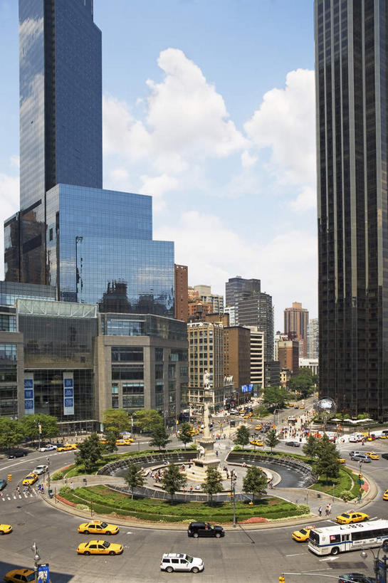 无人,高楼大厦,竖图,室外,白天,正面,度假,办公楼,美景,植物,城市风光,城市,大厦,道路,建筑,路,摩天大楼,写字楼,公路,公共汽车,纽约,美国,阴影,光线,影子,景观,云,云朵,分界线,巴士,曼哈顿,停车线,公交车,交通,云彩,娱乐,车,树,树木,蓝色,绿色,白云,蓝天,天空,阳光,自然,楼宇,交通工具,天,享受,休闲,商务楼,景色,放松,生长,晴朗,成长,车行道,车行道分界线,北美,北美洲,载具,标线,美洲,车行线,百老汇,纽约州,帝国之州,帝国州,百老汇大道,百老汇街,北亚美利加洲,亚美利加洲,晴空,马路,彩图,大楼,高层建筑,高楼,摩天楼,曼哈顿岛