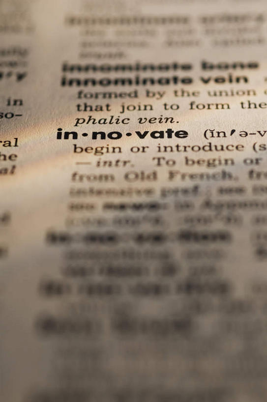 无人,竖图,俯视,室内,特写,白天,静物,书籍,一本,一排,阴影,整齐,并列,并排,反射,英文,标志,工具,文字,影子,字符,字母,标识,排列,英文字母,队列,平行,词典,辞典,工具书,书,图书,彩图,高角度拍摄