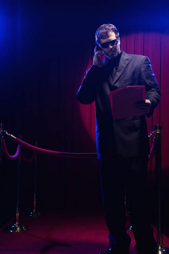 西方人,一个人,警卫,栏杆,站,竖图,室外,夜晚,正面,衬衫,西装,通讯,欧洲,欧洲人,仅一个男性,仅一个人,仅一个中年男性,握,套装,正装,朦胧,模糊,信息,墨镜,眼镜,围栏,领带,拿,听,拿着,注视,职业装,护栏,耳机,耳麦,话筒,太阳镜,太阳眼镜,观察,看,站着,遮阳镜,握着,通信,帷幕,观看,协调,察看,麦克风,关注,扩音器,帷幔,幕布,记录板,幕帘,蓝牙,蓝牙耳机,传声器,记事板,保镖,微音器,帷幔布,保镳,男人,男性,中年男性,白种人,站立,半身,彩图,衬衣,挂绳礼宾杆,栏杆柱,礼宾带,礼宾杆,礼宾杆围栏,礼宾栏,礼宾绳,礼宾柱