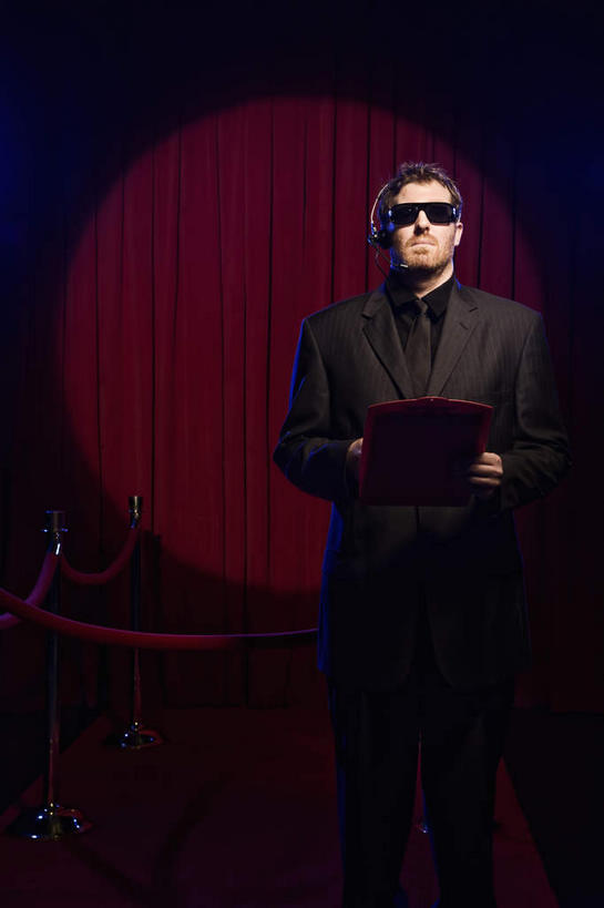 西方人,一个人,警卫,栏杆,站,双手交叉,竖图,室外,夜晚,正面,衬衫,西装,通讯,欧洲,欧洲人,仅一个男性,仅一个人,仅一个中年男性,阴影,套装,正装,光线,信息,墨镜,眼镜,影子,围栏,灯光,领带,注视,职业装,护栏,耳机,耳麦,话筒,太阳镜,太阳眼镜,观察,看,站着,遮阳镜,通信,帷幕,观看,协调,察看,麦克风,双手抱胸,关注,扩音器,帷幔,幕布,幕帘,蓝牙,蓝牙耳机,传声器,保镖,微音器,帷幔布,保镳,男人,男性,中年男性,白种人,站立,半身,彩图,衬衣,挂绳礼宾杆,栏杆柱,礼宾带,礼宾杆,礼宾杆围栏,礼宾栏,礼宾绳,礼宾柱,追光