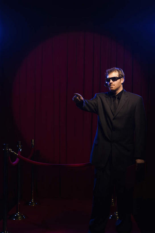 西方人,一个人,警卫,栏杆,站,举,竖图,室外,夜晚,正面,衬衫,西装,通讯,欧洲,欧洲人,仅一个男性,仅一个人,仅一个中年男性,阴影,套装,正装,光线,信息,墨镜,眼镜,影子,围栏,灯光,领带,注视,职业装,护栏,耳机,耳麦,话筒,太阳镜,太阳眼镜,观察,看,托,站着,遮阳镜,通信,帷幕,观看,协调,察看,麦克风,关注,扩音器,帷幔,幕布,幕帘,蓝牙,蓝牙耳机,传声器,保镖,微音器,帷幔布,保镳,男人,男性,中年男性,白种人,举起,举手,举着,向上举,向上伸,向上托,站立,半身,彩图,衬衣,挂绳礼宾杆,栏杆柱,礼宾带,礼宾杆,礼宾杆围栏,礼宾栏,礼宾绳,礼宾柱,追光