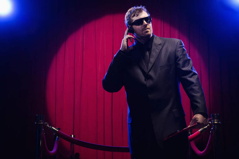 西方人,一个人,警卫,栏杆,站,打电话,横图,室外,白天,正面,电话,手机,照明,欧洲,欧洲人,仅一个男性,仅一个人,仅一个中年男性,握,墨镜,眼镜,围栏,灯光,拿,拿着,注视,通讯设备,护栏,灯,红色,太阳镜,太阳眼镜,灯具,观察,看,站着,遮阳镜,握着,帷幕,观看,聚光灯,照亮,察看,照明设备,关注,帷幔,幕布,幕帘,保镖,帷幔布,保镳,交流,男人,男性,中年男性,白种人,沟通,通话,站立,半身,彩图,挂绳礼宾杆,栏杆柱,礼宾带,礼宾杆,礼宾杆围栏,礼宾栏,礼宾绳,礼宾柱