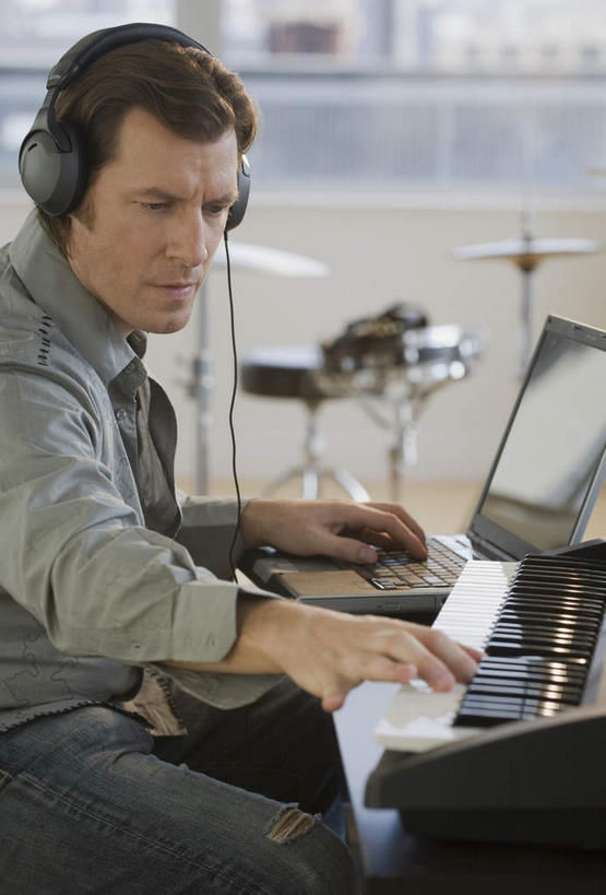 西方人,一个人,坐,竖图,室内,白天,侧面,快乐,满意,幸福,键盘,窗户,欧洲,欧洲人,仅一个男性,仅一个人,仅一个中年男性,鼓,架子鼓,乐器,音响,音乐,注视,娱乐,玻璃窗,耳机,观察,看,享受,休闲,放松,弹琴,观看,打击乐器,察看,录音棚,录音室,舒适,键盘乐器,享乐,关注,音乐人,爵士鼓,男人,男性,中年男性,白种人,坐着,半身,彩图,电子琴