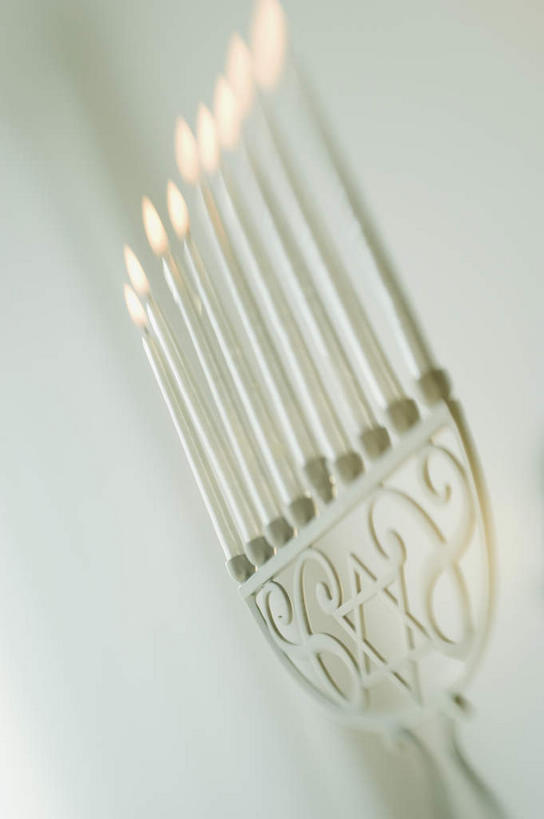 无人,竖图,俯视,室内,特写,白天,白色背景,静物,蜡烛,一排,许多,阴影,朦胧,模糊,整齐,光线,火焰,影子,烛光,烛台,燃烧,排列,点燃,摄影,影棚,队列,犹太教灯台,犹太教九灯烛台,再献圣殿节灯台,彩图,高角度拍摄,影棚拍摄,拍摄