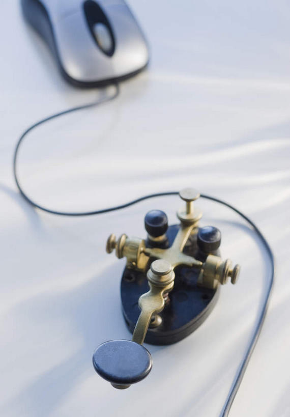 无人,竖图,俯视,室内,特写,白天,白色背景,鼠标,键盘,桌面,桌子,静物,阴影,古老,朦胧,模糊,反射,影子,古典,输入设备,通讯设备,现代,两个,比较,摄影,影棚,古董,对比,通信设备,彩图,高角度拍摄,影棚拍摄,拍摄