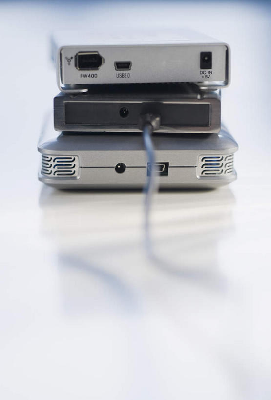 无人,竖图,室内,特写,白天,白色背景,正面,数据,桌面,桌子,静物,阴影,朦胧,模糊,反射,传输,信息,影子,存储介质,一个,摄影,USB接口,通用串行总线,影棚,单个,接口,硬盘,存储,端口,硬盘驱动器,可移动存储设备,移动存储,移动硬盘,彩图,影棚拍摄,拍摄