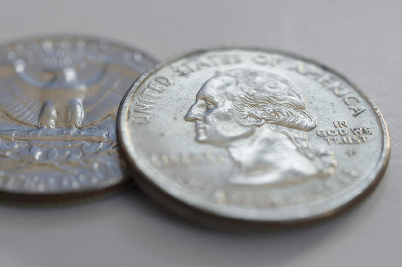 无人,横图,俯视,室内,特写,白天,白色背景,钱,美元,静物,雕塑,两枚,艺术,装饰,雕刻,雕像,钱币,工艺品,金融,摄影,影棚,经济,纪念,美术,主题,美圆,流通,陈列,贸易,功能,美学,货币,现金,硬币,彩图,高角度拍摄,影棚拍摄,拍摄