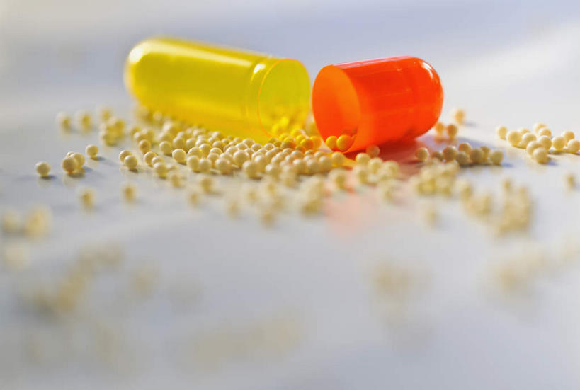 无人,横图,室内,特写,白天,白色背景,正面,安全,朦胧,模糊,散落,药剂,药丸,防护,一颗,凌乱,药片,黄色,药品,橙色,治疗,摄影,影棚,保护,药物,医疗,保险,预防,一粒,平安,彩图,影棚拍摄,拍摄