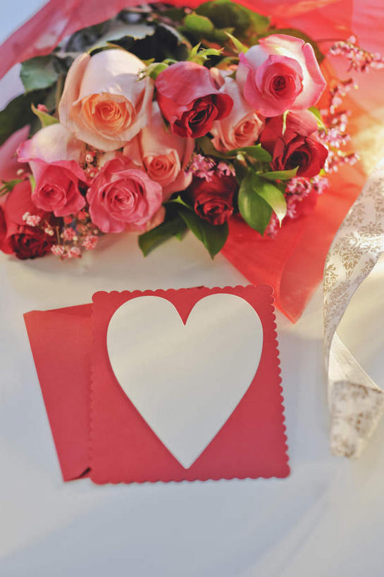 无人,竖图,俯视,室内,特写,白天,白色背景,爱情,叶子,情人节,两张,许多,节日,爱心,庆祝,盛开,绿叶,贺卡,浪漫,祝福,花蕾,文化,花,花瓣,花朵,鲜花,粉色,红色,卡片,花苞,花蕊,一束,庆典,温暖,温馨,心形,嫩叶,恩爱,摄影,影棚,纪念,和睦,礼仪,祝愿,情书,心型,叶,叶片,彩图,高角度拍摄,影棚拍摄,拍摄,融洽