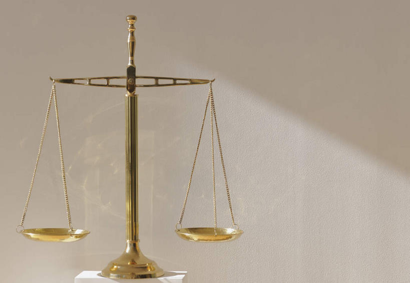 无人,横图,室内,特写,白天,白色背景,正面,实验,仪器,静物,天平,托盘,吊挂,悬挂,阴影,研究,反射,分析,化学,测试,影子,墙,挂,墙壁,墙面,两个,金色,摄影,影棚,衡量,计量,试验耗材,实验用品,秤,天平称,天平秤,彩图,影棚拍摄,拍摄