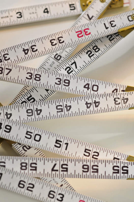 无人,竖图,俯视,室内,特写,白天,白色背景,桌面,桌子,静物,阴影,环绕,缠绕,反射,测量,皮尺,影子,刻度,尺,保养,保健,摄影,影棚,测量工具,尺子,减肥,腰围尺,瘦身,纠缠,量具,量仪,塑料卷尺,彩图,高角度拍摄,影棚拍摄,拍摄