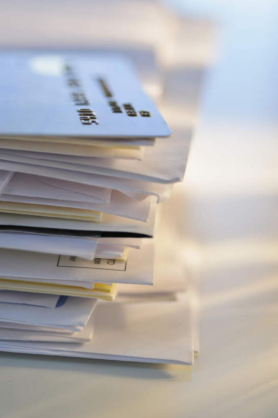 无人,竖图,俯视,室内,特写,白天,白色背景,购物,消费,桌面,桌子,静物,阴影,朦胧,模糊,反射,传递,信息,影子,邮件,联系,联络,邮递,金融,通信,摄影,影棚,信件,账单,选购,邮政,贸易,债务,血拼,彩图,高角度拍摄,影棚拍摄,拍摄