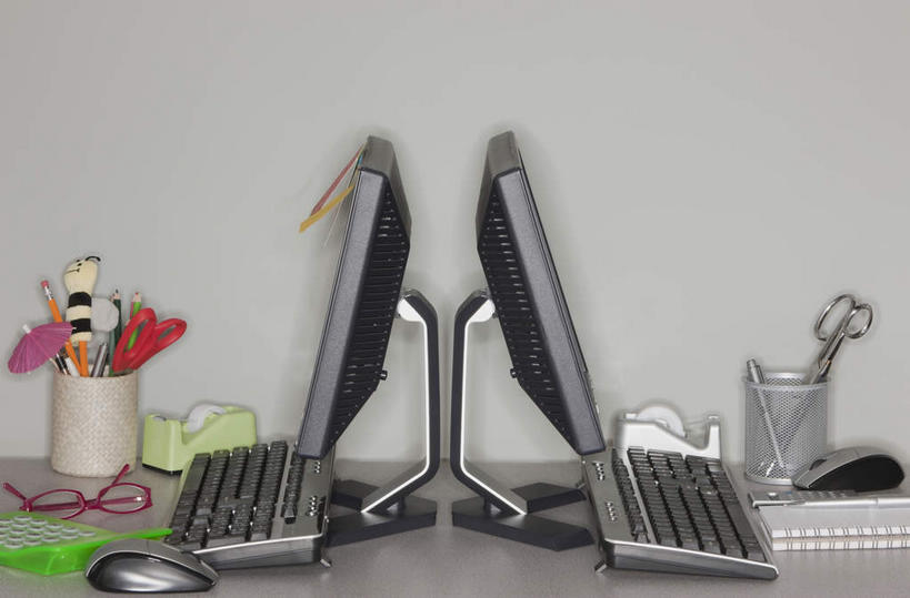 无人,横图,室内,特写,白天,白色背景,正面,电脑,显示器,鼠标,键盘,桌面,桌子,静物,笔筒,修剪,网络,工具,剪刀,眼镜,办公桌,输入设备,通讯设备,容器,器皿,台式电脑,摄影,影棚,储藏,裁剪,两台,剪子,剪裁,切割,储存,通信设备,近视眼镜,输出设备,名片盒,插笔器具,文房用具,彩图,影棚拍摄,拍摄,贮存