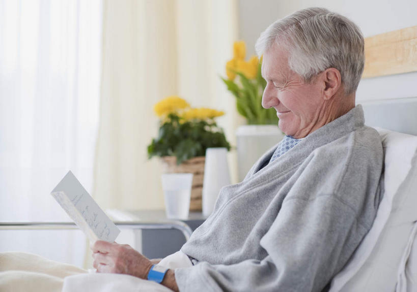 西方人,一个人,医院,坐,笑,微笑,横图,室内,白天,侧面,窗帘,床,书籍,欧洲,欧洲人,仅一个男性,仅一个人,仅一个中年男性,握,服装,装饰,盛开,墙,床单,拿,花蕾,拿着,注视,休闲装,被子,墙壁,墙面,花,花瓣,花朵,鲜花,衣服,黄色,蓝色,帘子,床头柜,花苞,花蕊,观察,看,靠,靠着,一束,休闲,休闲服,遮阳,握着,服饰,单人床,观看,华丽,修饰,点缀,察看,被单,关注,腕带,医疗机构,衬托,美观,雅致,雅观,男人,男性,中年男性,白种人,书,图书,坐着,半身,彩图,病院,诊所