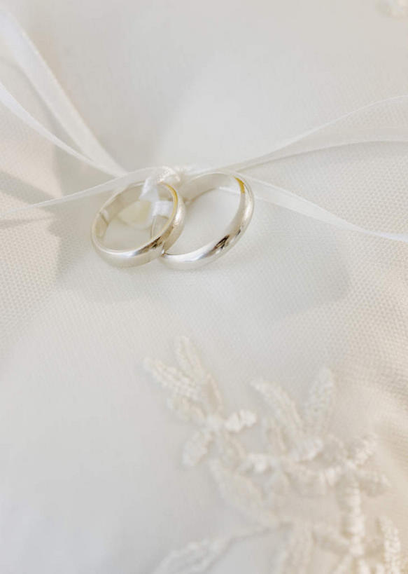 无人,竖图,俯视,室内,特写,白天,白色背景,爱情,靠垫,静物,阴影,反射,影子,靠枕,浪漫,装饰品,两个,一个,戒指,饰品,首饰,垫子,枕头,恩爱,摄影,影棚,单个,信物,权利,手饰,彩图,高角度拍摄,影棚拍摄,拍摄