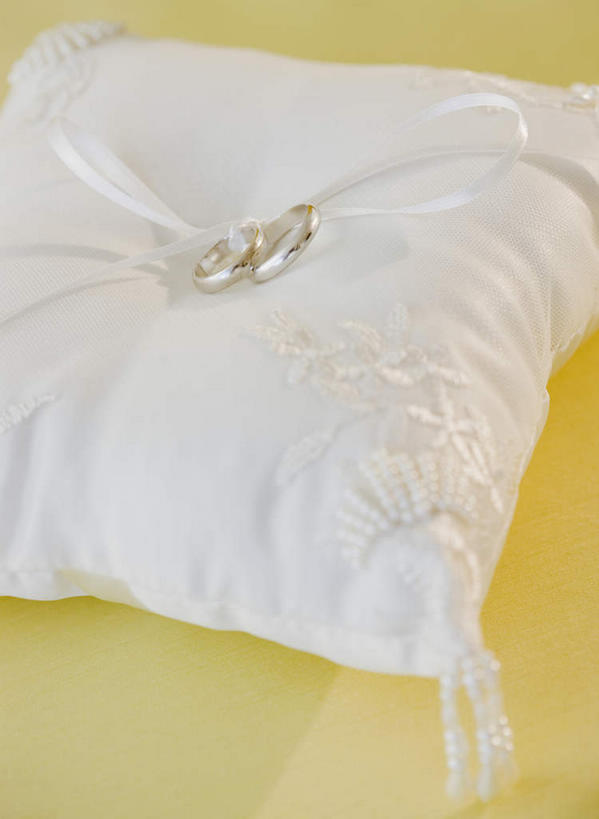 无人,竖图,俯视,室内,特写,白天,爱情,靠垫,静物,阴影,黄色背景,反射,影子,靠枕,浪漫,装饰品,两个,一个,戒指,饰品,首饰,垫子,枕头,恩爱,摄影,影棚,单个,信物,权利,手饰,彩图,高角度拍摄,影棚拍摄,拍摄