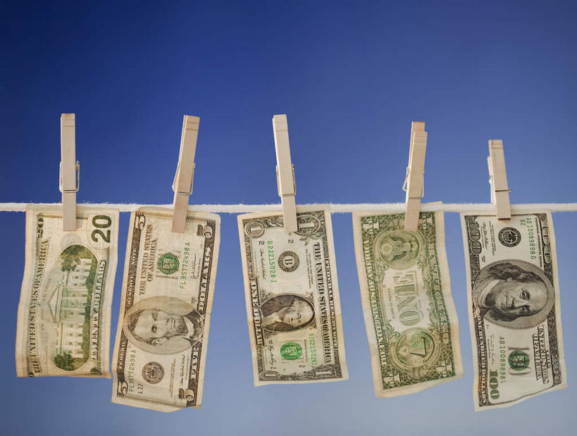 无人,横图,室外,特写,白天,正面,钱,美元,一排,吊挂,悬挂,阴影,整齐,光线,木制,钱币,影子,美金,挂,排列,蓝色,蓝天,天空,阳光,夹子,晾衣绳,木制品,绳子,天,钞票,金融,纸币,经济,晴朗,队列,美圆,流通,纸钞,贸易,衣夹,万里无云,五张,货币,现金,晴空,晴空万里,彩图