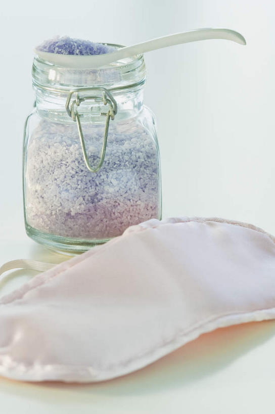 无人,竖图,俯视,室内,特写,白天,白色背景,玻璃,阴影,朦胧,模糊,反射,影子,玻璃制品,一个,玻璃瓶,精油,瓶子,香薰,眼罩,放松,遮,遮掩,芳香疗法,摄影,影棚,单个,掩盖,遮挡,舒心,舒缓,香薰精油,广口瓶,遮盖,养颜,掩饰,减压,香薰疗法,植物精油,彩图,高角度拍摄,影棚拍摄,拍摄,睡眠眼罩,遮光眼罩