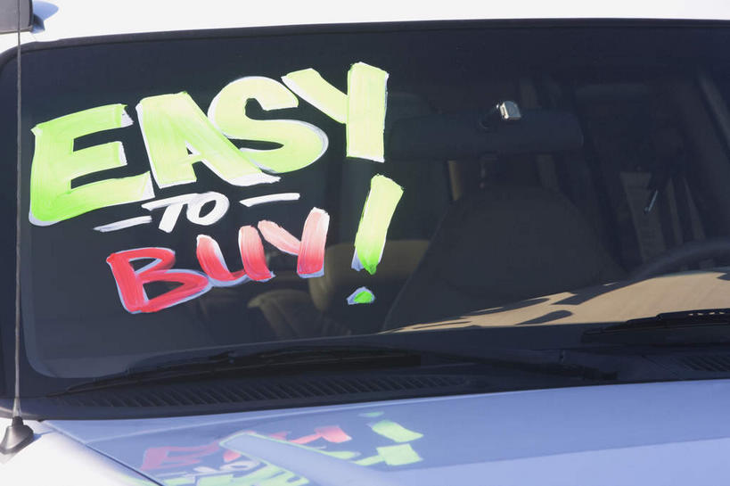 无人,横图,室外,特写,白天,正面,汽车,一辆,阴影,装饰,光线,英文,标志,文字,影子,字符,字母,标识,车,阳光,交通工具,轿车,贴纸,英文字母,华丽,修饰,点缀,载具,拉花,衬托,美观,雅致,雅观,彩图,车贴,车标