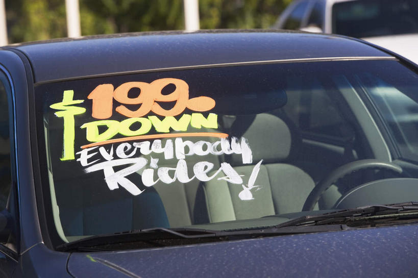 无人,横图,室外,特写,白天,正面,植物,汽车,一辆,阴影,朦胧,模糊,装饰,光线,英文,标志,文字,影子,字符,字母,标识,车,树,树木,绿色,阳光,自然,交通工具,轿车,生长,成长,贴纸,英文字母,华丽,修饰,点缀,载具,拉花,衬托,美观,雅致,雅观,彩图,车贴,车标