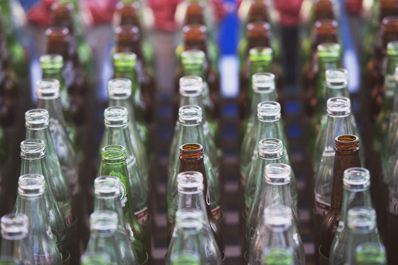 无人,横图,俯视,室内,特写,白天,许多,阴影,朦胧,模糊,反射,罐子,影子,饮品,玻璃制品,饮料,排列,玻璃瓶,瓶子,碳酸饮料,可口,摆列,适口,彩图,高角度拍摄,布列,分列