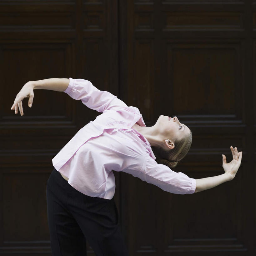 西方人,一个人,商务人士,跳舞者,商务女性,站,伸展双臂,方图,室外,夜晚,正面,衬衫,跳舞,芭蕾,门,欧洲,欧洲人,仅一个年轻女性,仅一个女性,仅一个人,套装,纹路,纹理,棕色,注视,粉色,门框,观察,看,站着,观看,察看,下腰,关注,商务装,舞姿,工薪阶层,肌理,芭蕾舞,年轻女性,女人,女性,白种人,白领,上班族,舞蹈家,舞蹈演员,舞者,敞开双臂,伸开双臂,展开双肩,站立,张开手臂,张开双臂,半身,彩图,衬衣,舞蹈