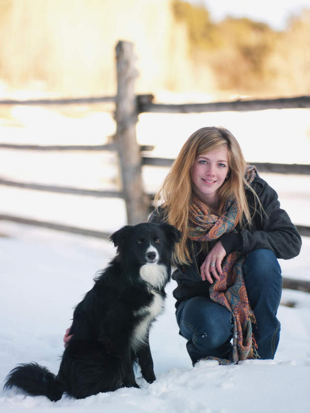 西方人,一个人,农场,栏杆,蹲,摸,竖图,室外,白天,正面,畜牧业,牧场,雪,大雪,宠物,狗,欧洲,欧洲人,仅一个年轻女性,仅一个女性,仅一个人,抚摸,服装,朦胧,模糊,装饰,栅栏,积雪,篱笆,雪景,冬季,冬天,围栏,注视,护栏,一只,衣服,黑色,动物,围巾,观察,看,温暖,金色,寒冷,可爱,服饰,围脖,观看,保暖,华丽,点缀,察看,衣着,御寒,穿着,关注,忠诚,畜牧,牧业,衬托,美观,雅致,雅观,严寒,衣饰,年轻女性,女人,女性,白种人,长发,犬,触摸,蹲着,接触,彩图,全身,冬衣,寒衣