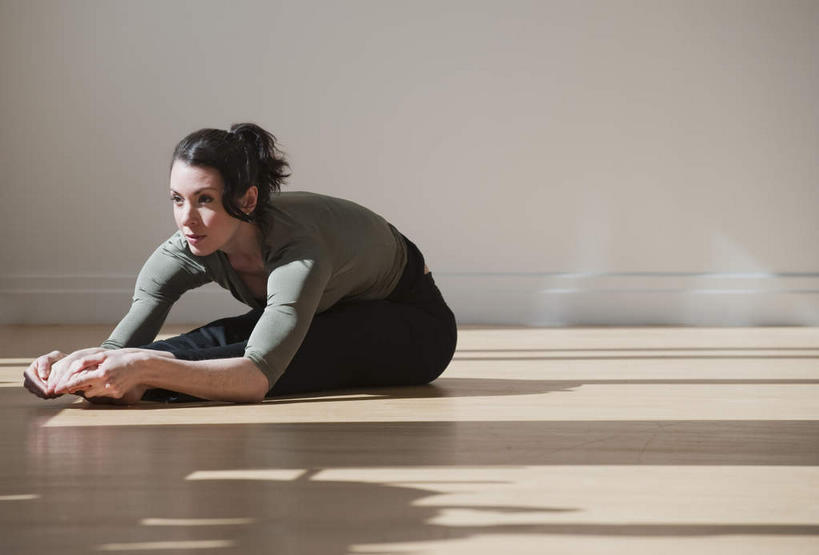 西方人,一个人,运动员,健身房,坐,横图,室内,白天,正面,锻炼,跳舞,运动,芭蕾,地板,欧洲,欧洲人,仅一个女性,仅一个人,伸展,阴影,服装,光线,影子,墙,地面,注视,休闲装,木地板,墙壁,墙面,衣服,阳光,观察,看,仅一个中年女性,休闲,休闲服,伸直,压腿,摄影,服饰,影棚,观看,察看,关注,舞姿,舞蹈房,练功房,体育,芭蕾舞,女人,女性,中年女性,白种人,体育运动员,运动选手,坐着,彩图,全身,影棚拍摄,健身,拍摄,舞蹈,健身馆