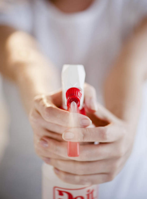 西方人,手,一个人,站,举,竖图,室内,特写,白天,正面,欧洲,欧洲人,双手,仅一个女性,仅一个人,喷,握,阴影,飞溅,服装,朦胧,模糊,溅,反射,液体,影子,水滴,拿,拿着,洒,休闲装,水珠,衣服,白色,瓶子,塑料制品,托,站着,仅一个中年女性,休闲,手部,休闲服,塑料瓶,握着,服饰,喷雾瓶,喷洒,洗涤剂,女人,女性,中年女性,白种人,举起,举手,举着,撒,向上举,向上伸,向上托,站立,半身,彩图,喷瓶