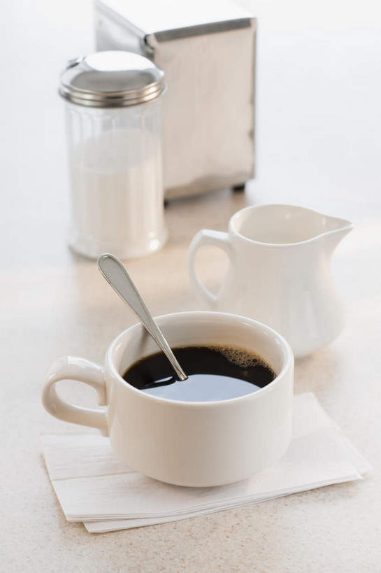 咖啡,牛奶,无人,竖图,俯视,室内,特写,白天,白色背景,幸福,餐桌,桌面,桌子,静物,杯子,阴影,反射,餐巾纸,瓷器,影子,咖啡杯,陶瓷制品,饮品,一杯,营养,娱乐,调味瓶,饮料,纸巾,享受,休闲,温馨,放松,乐趣,摄影,影棚,餐台,提神,乳制品,舒适,奶,牛乳,瓷杯,醒脑,奶精,软饮料,安神,彩图,高角度拍摄,影棚拍摄,拍摄