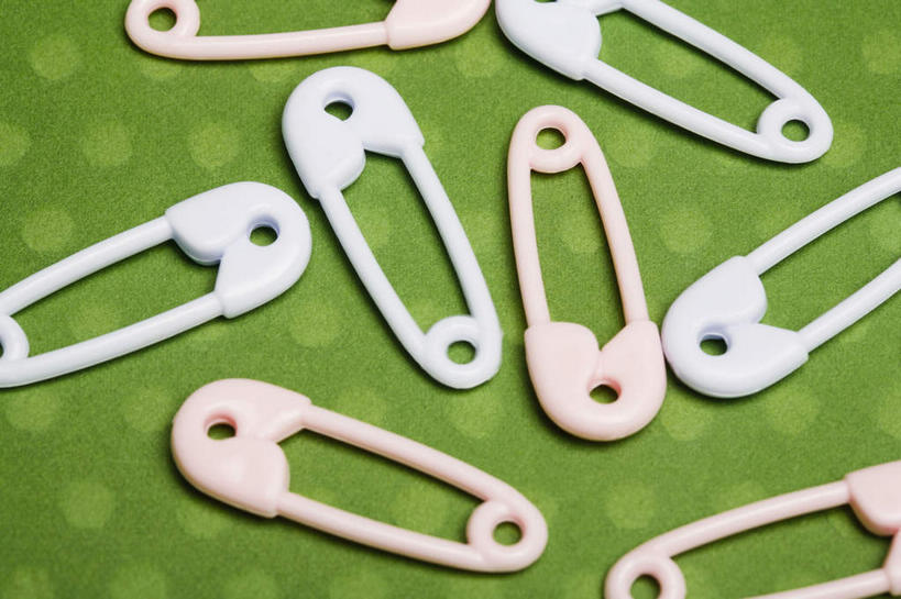 无人,横图,俯视,室内,特写,白天,桌面,桌子,静物,许多,阴影,反射,影子,办公用品,别针,文具,粉色,绿色,白色,摄影,影棚,办公设备,文具用品,文化工具,彩图,高角度拍摄,影棚拍摄,拍摄,安全别针