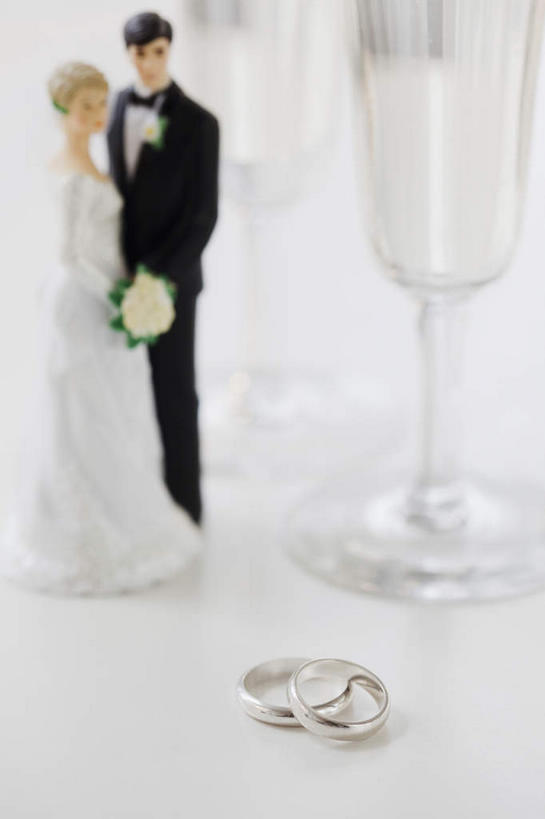 无人,新娘,新郎,竖图,室内,特写,白天,白色背景,正面,爱情,婚礼,快乐,餐桌,桌面,桌子,静物,杯子,雕塑,两枚,朦胧,模糊,庆祝,艺术,装饰,雕刻,雕像,高脚杯,人偶,玩偶,结婚,浪漫,玻璃制品,装饰品,一个,戒指,酒杯,饰品,首饰,工艺品,喜庆,恩爱,摄影,影棚,单个,餐台,纪念,信物,美术,权利,主题,陈列,香槟杯,功能,美学,手饰,玻璃杯,彩图,影棚拍摄,高兴,拍摄