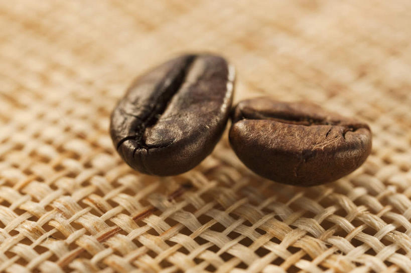 咖啡,无人,横图,俯视,室内,特写,白天,植物,桌面,桌子,豆,阴影,朦胧,模糊,反射,纹路,纹理,影子,豆类,豆子,褐色,两颗,两个,咖啡豆,摄影,影棚,豆科,肌理,咖啡因,两粒,彩图,高角度拍摄,影棚拍摄,拍摄