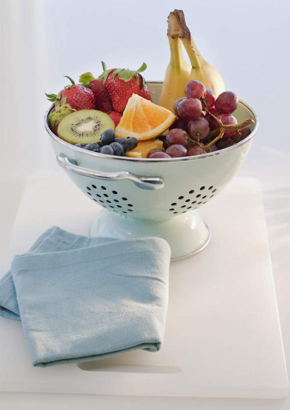 无人,竖图,俯视,室内,特写,白天,餐桌,桌面,桌子,草莓,柑橘,浆果,猕猴桃,葡萄,一堆,许多,切开,阴影,堆叠,堆积,反射,纺织物,影子,容器,毛巾,碗,切,清洁,摄影,影棚,餐台,储藏,堆,保暖,储存,过滤器,剖面,透气,切面,防水,储水,耐磨,吸水,洋莓,水果皇后,山葫芦,奇异果,蒲桃,猕猴梨,橘子,桔子,红莓,地莓,橙子,橙,草龙珠,彩图,高角度拍摄,影棚拍摄,拍摄,贮存