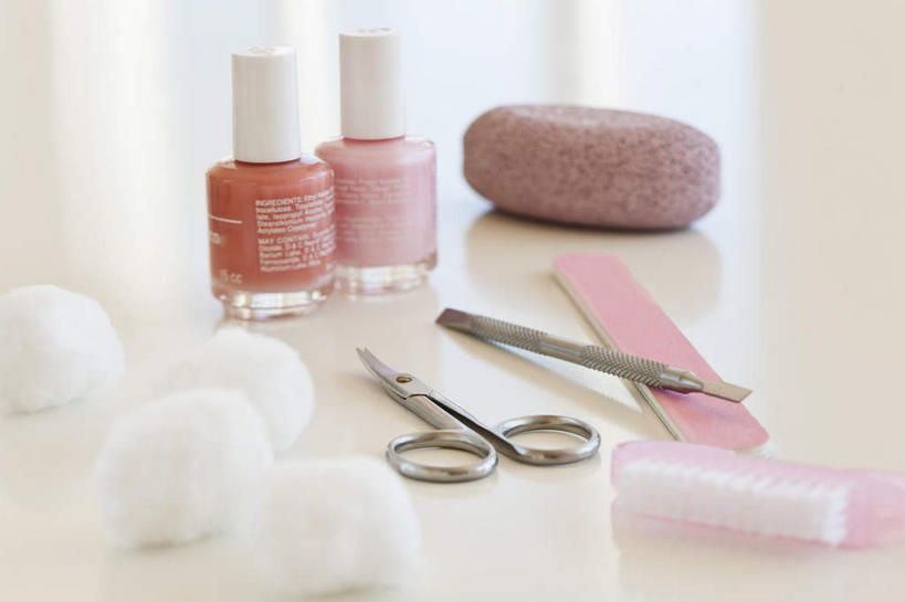 无人,横图,俯视,室内,特写,白天,化妆,美容,时尚,桌面,桌子,静物,金属制品,许多,护肤,修剪,朦胧,模糊,装饰,散落,金属,工具,剪刀,指甲油,粉色,白色,化妆棉,化妆品,肥皂,香皂,日用品,洗浴用品,清洁,保养,享受,休闲,放松,美甲,保健,摄影,影棚,锉刀,裁剪,华丽,修饰,点缀,剪子,美容工具,剪裁,切割,护肤品,化妆用品,指甲锉,护肤用品,修眉刀,舒缓,养颜,化妆工具,去污,紧肤,嫩肤,衬托,美观,雅致,雅观,锉子,美甲工具,刮眉刀,洗涤,彩图,高角度拍摄,影棚拍摄,拍摄