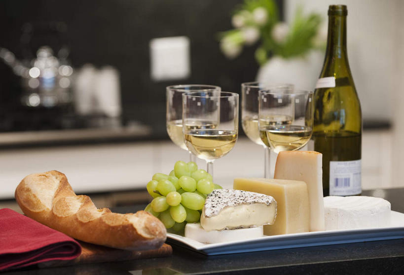 点心,面包,奶酪,葡萄酒,无人,横图,室内,特写,白天,正面,餐桌,厨房,桌面,桌子,葡萄,杯子,花瓶,托盘,朦胧,模糊,盛开,高脚杯,壶,陶瓷,干酪,起司,食品,面点,炉灶,陶瓷制品,红酒杯,酒类,芝士,营养,法国面包,花蕾,玻璃制品,酒,酒瓶,水壶,花,花瓣,花朵,鲜花,食物,糕点,饮料,红色,白色,玻璃瓶,餐巾,茶壶,酒杯,瓶子,容器,花苞,花蕊,乳酪,餐台,法棍,长棍面包,乳制品,葡萄酒杯,发酵,法式长棍面包,保洁方巾,口布,玻璃杯,山葫芦,蒲桃,草龙珠,彩图,灶间,料理台