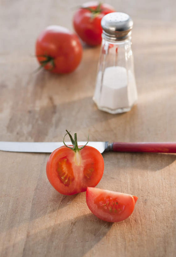 无人,竖图,俯视,室内,特写,白天,白色背景,餐桌,桌面,桌子,西红柿,静物,餐具,切开,阴影,反射,工具,影子,调料,盐,刀具,调味品,调味料,调味瓶,食盐,刀,切,摄影,影棚,餐台,餐刀,剖面,切面,番茄,彩图,高角度拍摄,影棚拍摄,拍摄