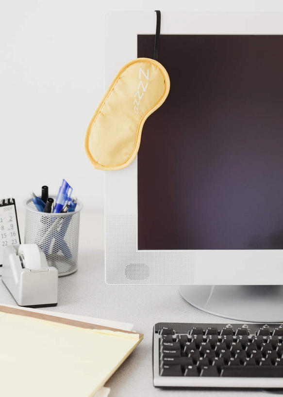 无人,办公室,竖图,室内,特写,白天,正面,电脑,显示器,鼠标,键盘,桌面,桌子,静物,笔筒,网络,材料,档案,文件,办公桌,输入设备,通讯设备,一个,黄色,容器,资料,器皿,台式电脑,眼罩,遮,遮掩,单个,储藏,掩盖,遮挡,储存,文档,通信设备,输出设备,遮盖,掩饰,插笔器具,文房用具,彩图,睡眠眼罩,遮光眼罩,贮存