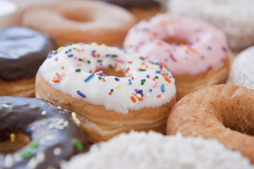 点心,面包,无人,横图,俯视,室内,特写,白天,许多,朦胧,模糊,装饰,食品,面点,棕色,食物,糕点,排列,粉色,巧克力,甜甜圈,橙色,朱古力,华丽,修饰,点缀,队列,衬托,美观,雅致,雅观,七彩米,多纳滋面包,唐纳滋,七彩糖针,巧克力针,朱古力针,面包圈,彩图,高角度拍摄